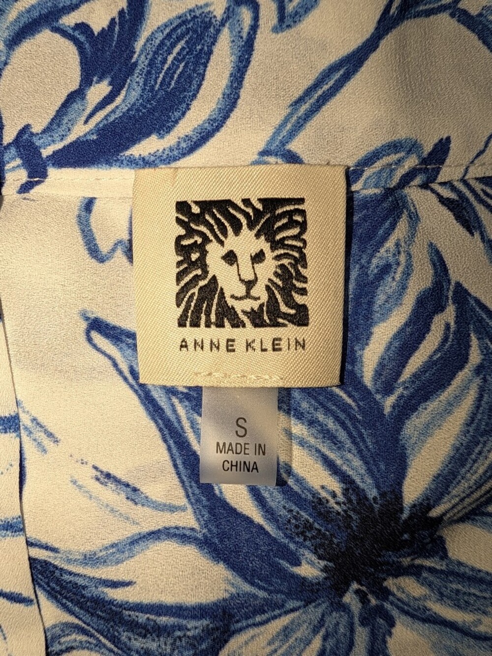 Anne Klein Blue & White Floral Tie-Neck Sleeveless Blouse - Picture 5 of 6